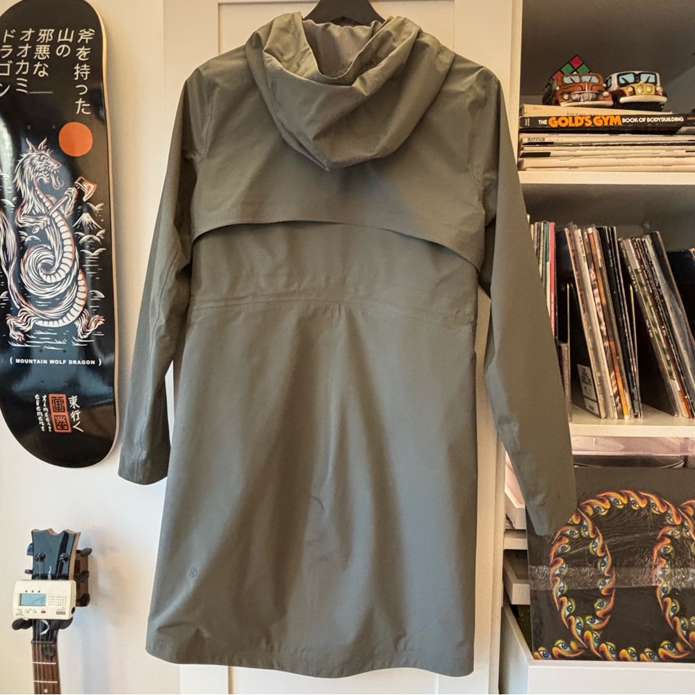 lululemon athletica Women's Olive Hooded Raincoat - Picture 3 of 13